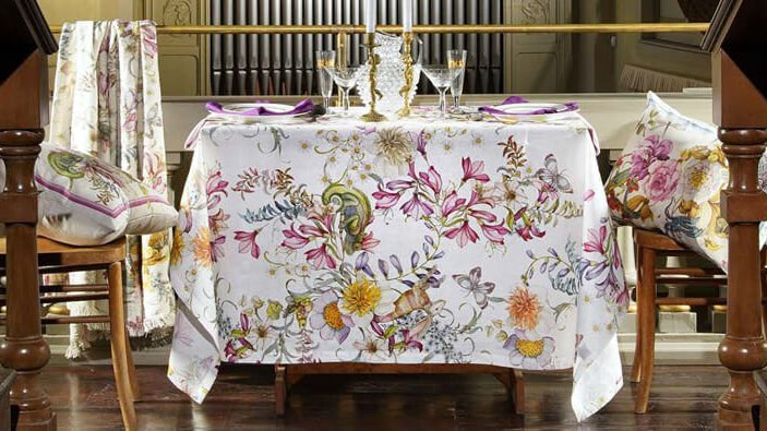 Long Tablelcoth Overhang