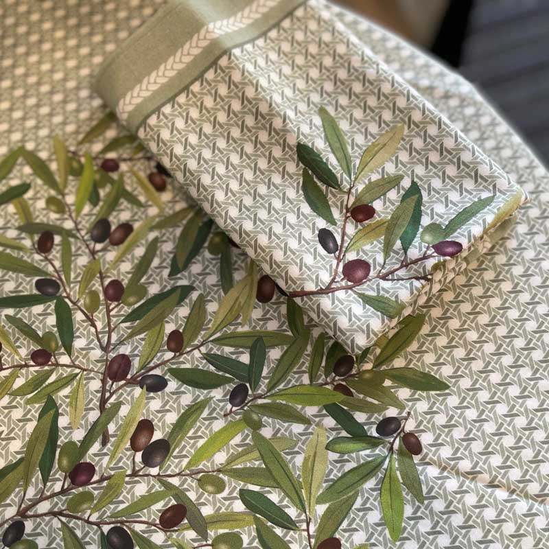 Nyons Vert Round Tablecloth with napkins