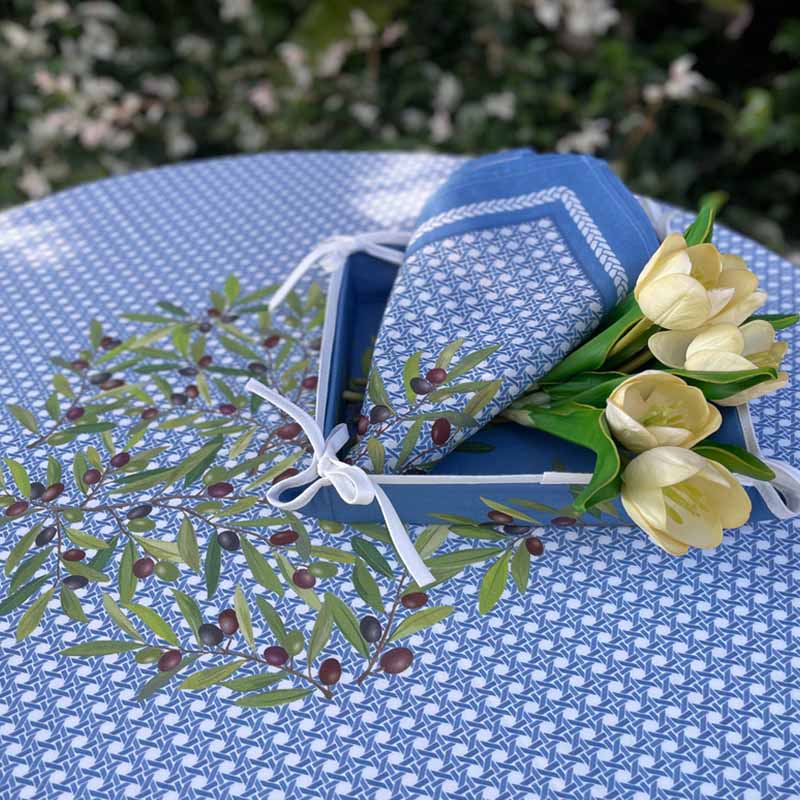 Nyons Azur Round Top with Bread Basket and Napkins